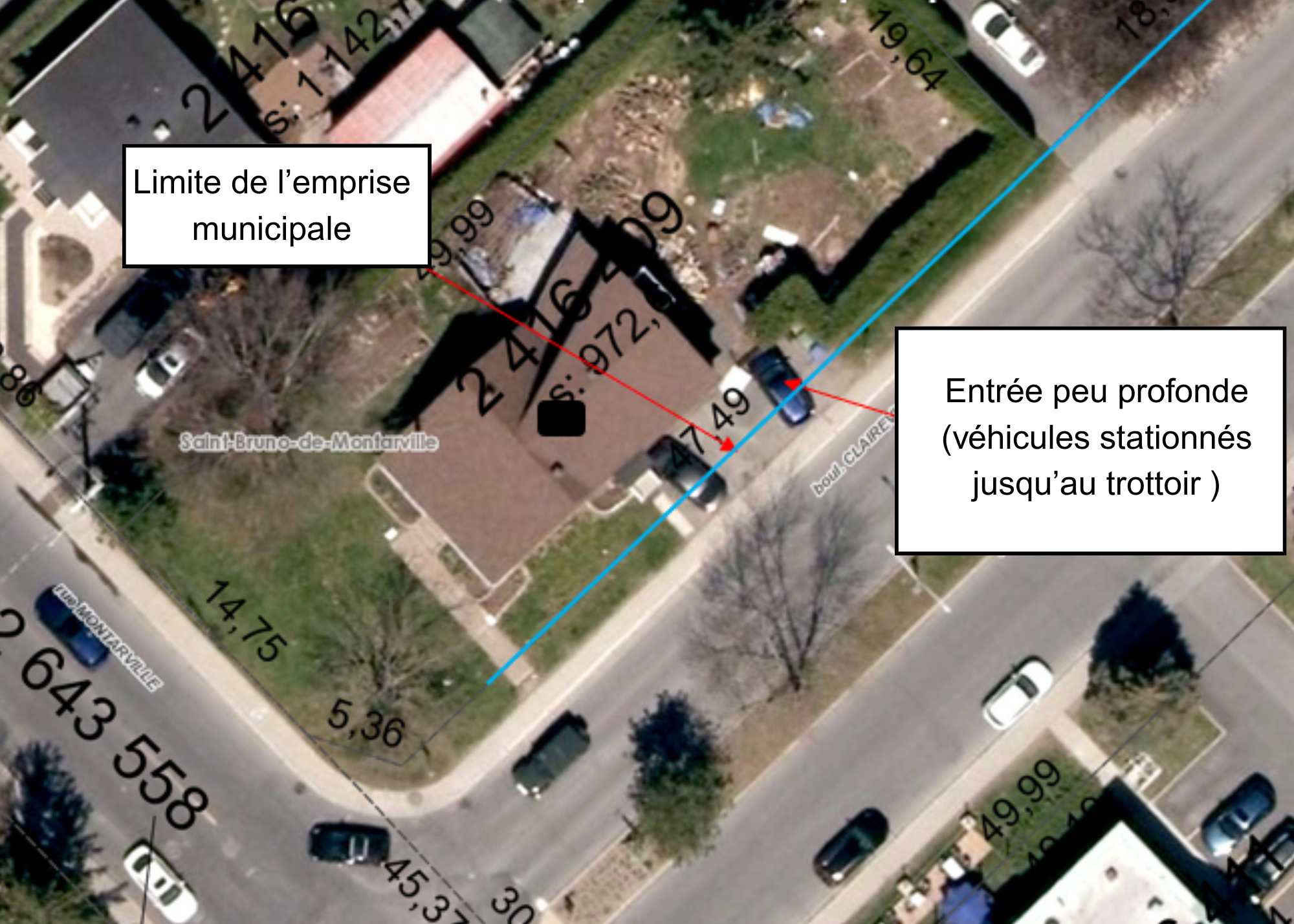 cette image montre un exemple d'une entr&eacute;e peu profonde o&ugrave; les voiture sont stationn&eacute;es &agrave; la limite du trottoir et dont la cour est &agrave; la moiti&eacute; dans l'emprise municipale